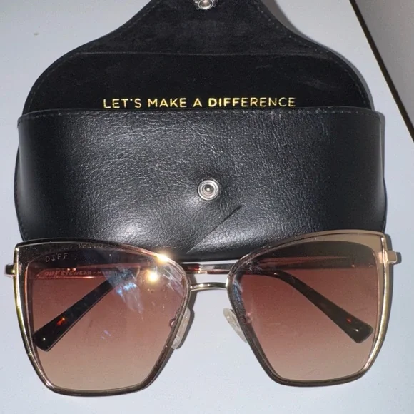 NEW // DIFF Eyewear - Gold & Taupe Rose Mirror Sunglasses - Picture 2 of 2